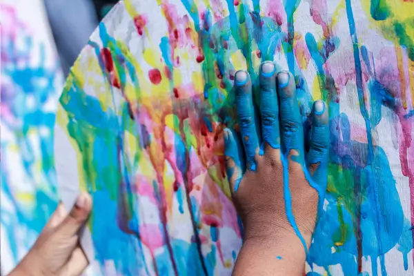 criança pintando com dedos