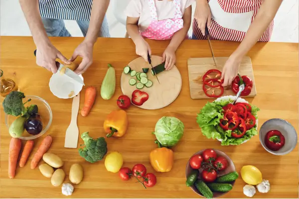 crianças cortando alimentos