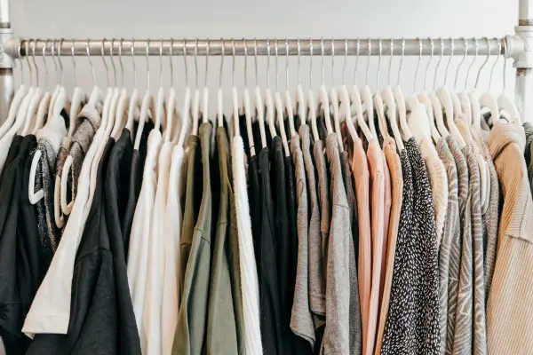 roupas no cabide